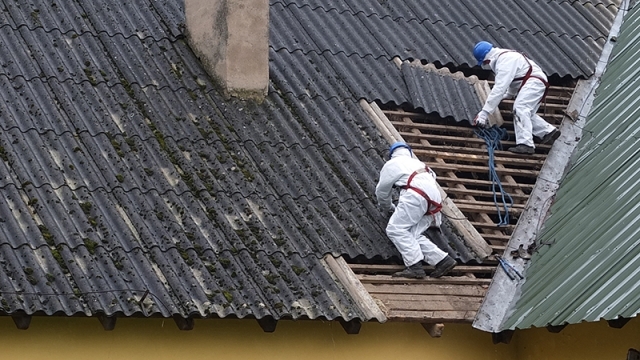 Przygotowanie przez właściciela nieruchomości eternitu do odbioru przez Gminę